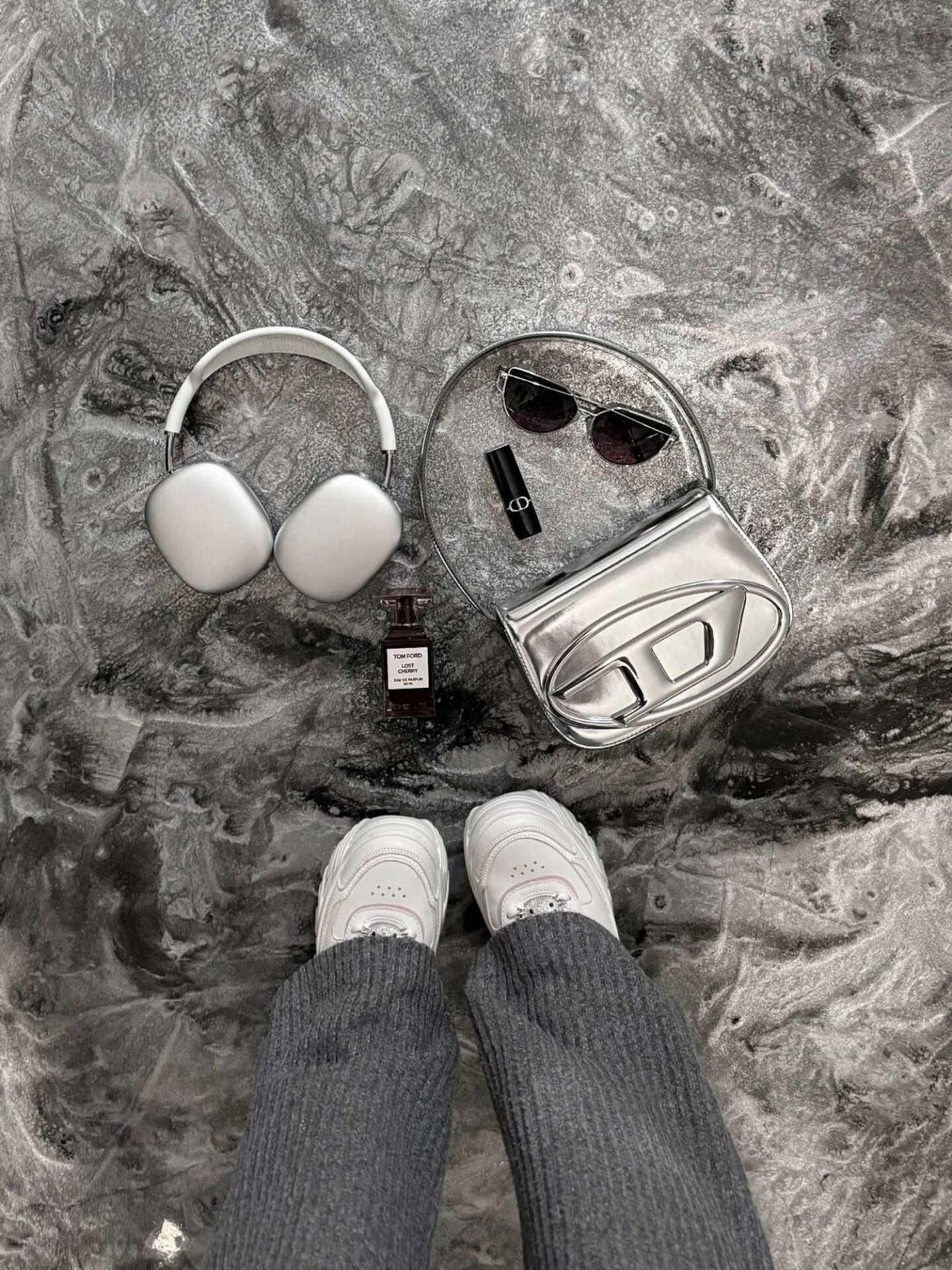 A picture of @evesaraedens floor and fashion accessories. 