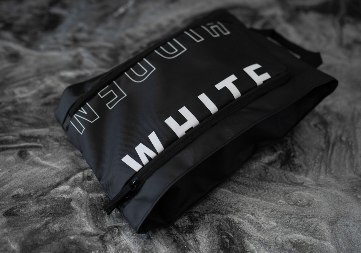 A picture of the Hidden White bag the shoes come in.