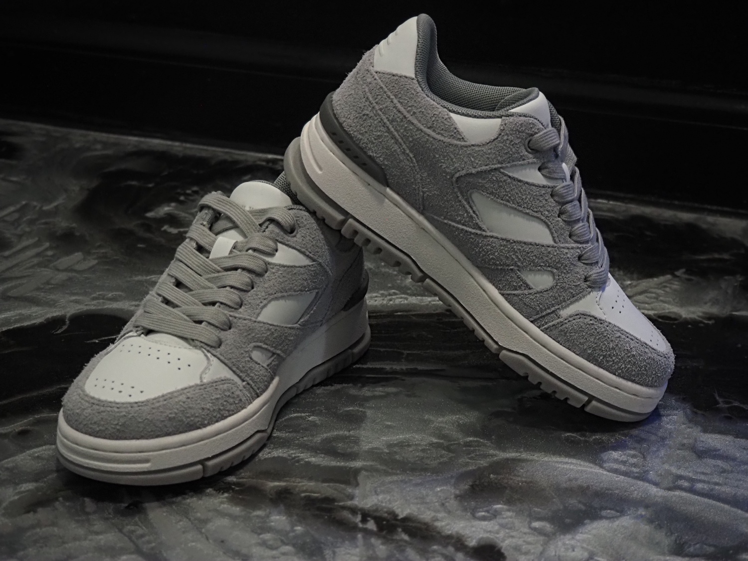 A picture of the Halo Trainers from Hidden White, taken by @evesarseden.
