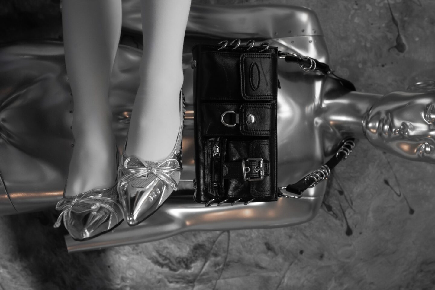 A close up picture of the Talia 2 Way Ring Bag from Asyllum.