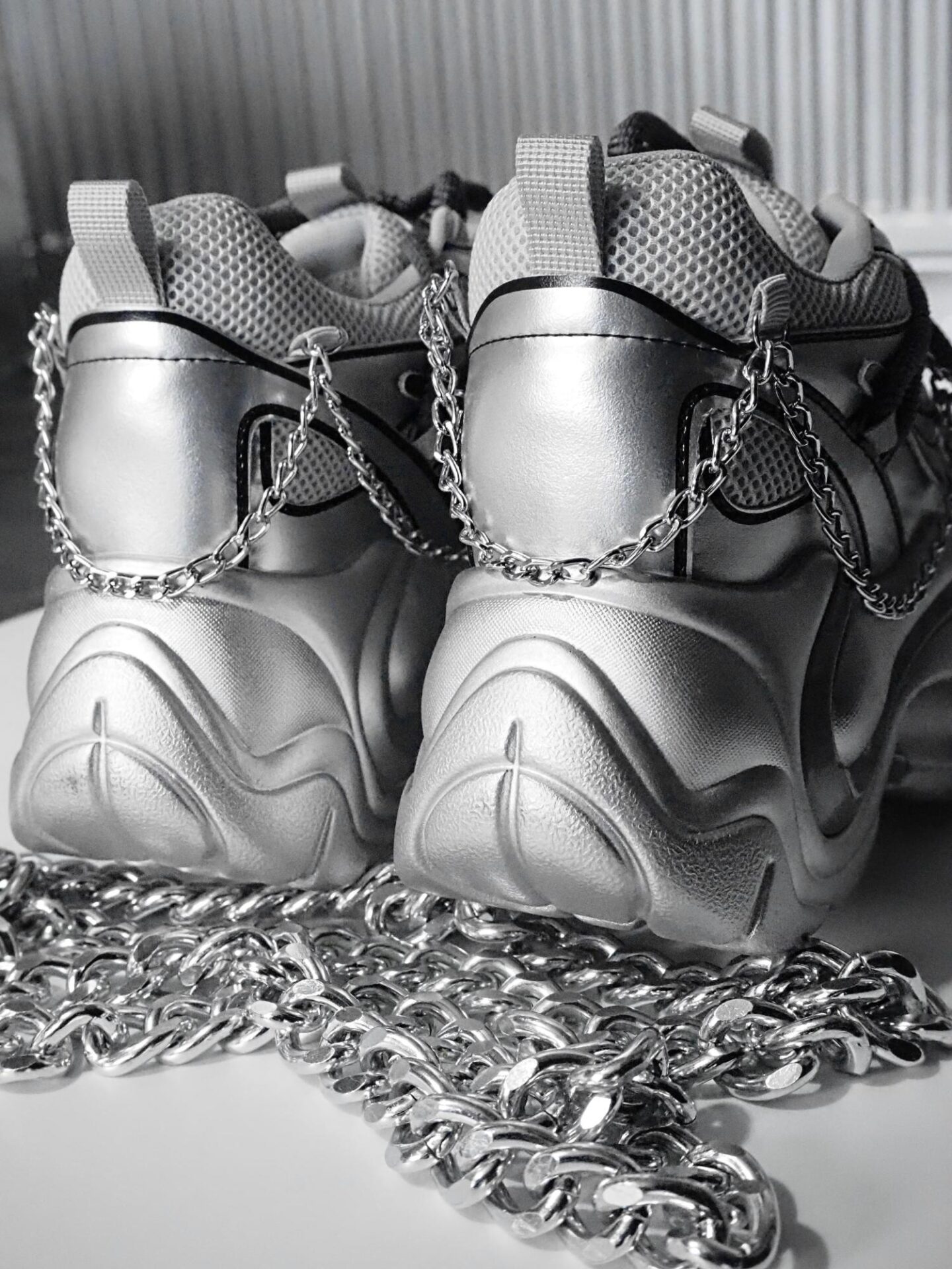 A picture of the heels of the Anthony Wang sneaker Jupiter 10 - Silver shoes.